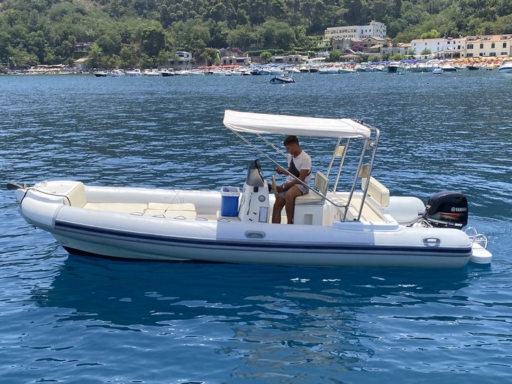 Gommone Beluga a noleggio a Palinuro